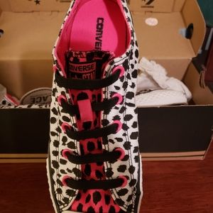 Converse Stretch Lace Women/Youth, Size 6 women or 4 youth, White/Black Sneakers